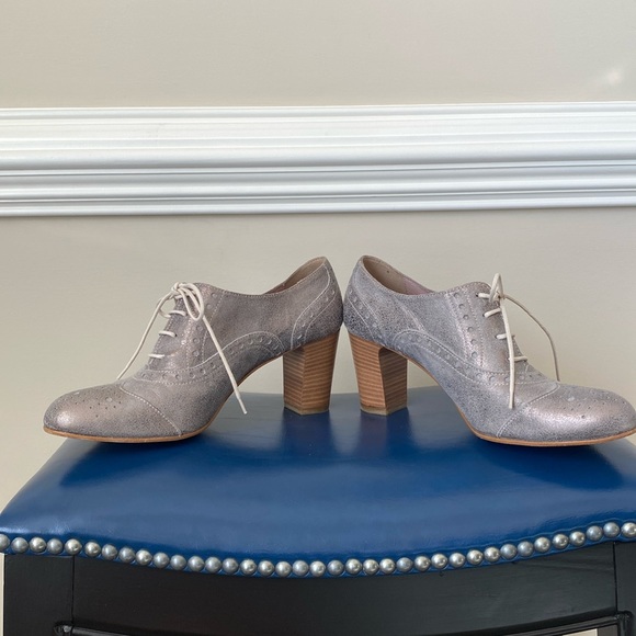 Shimmering Silver Italian Leather Wingtip Heels - Picture 6 of 13
